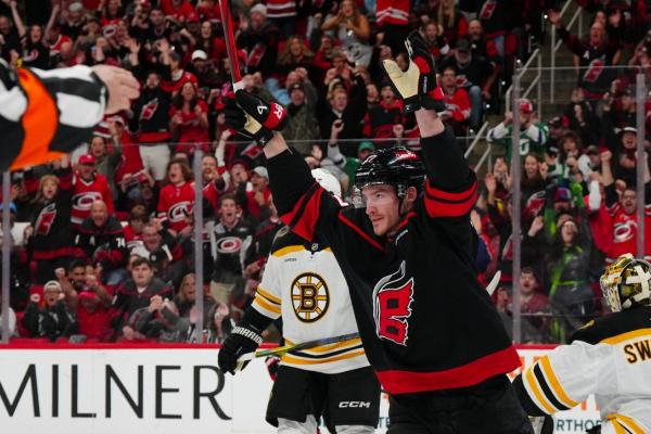 Hurricanes smash slumping Bruins 8-2