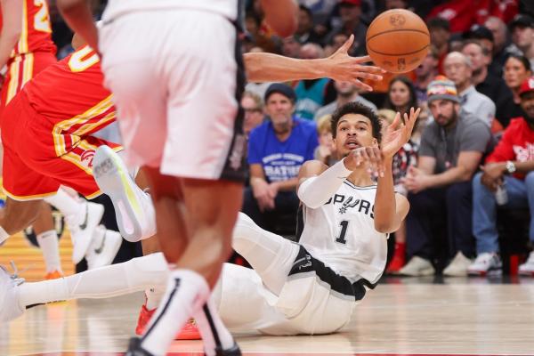 De’Aaron Fox stars in debut, helping Spurs edge Hawks