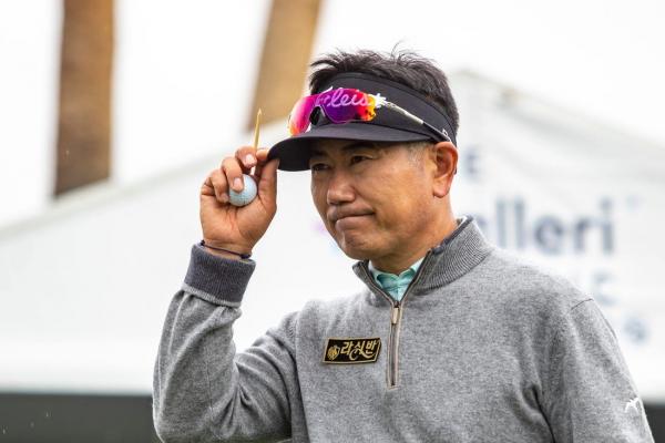 Y.E. Yang shoots 65, leads after one round in St. Louis