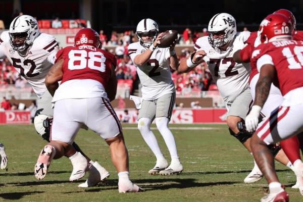 Mississippi State storms back, stuns Arkansas with last-minute TD
