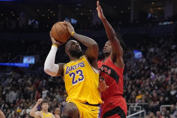 Lakers pull out first road win of season over Raptors