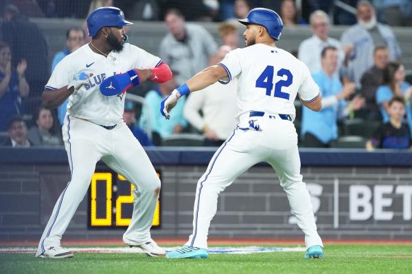 Two fifth-inning blasts lift Blue Jays over Braves