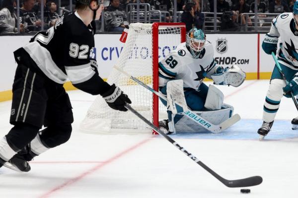 Warren Foegele tallies twice as Kings top winless Sharks