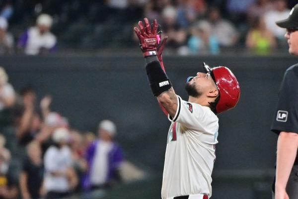 D-backs hang on to edge Nats