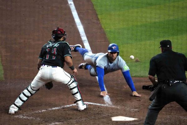 Diamondbacks come up with walk-off win over Jays thumbnail