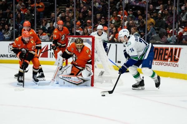 Canucks edge Ducks to halt 3-game skid