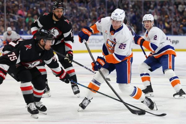 Islanders end skid by eking past Sabres