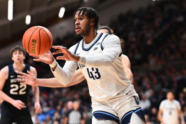 Eric Dixon scores 34 as Villanova gets past Butler