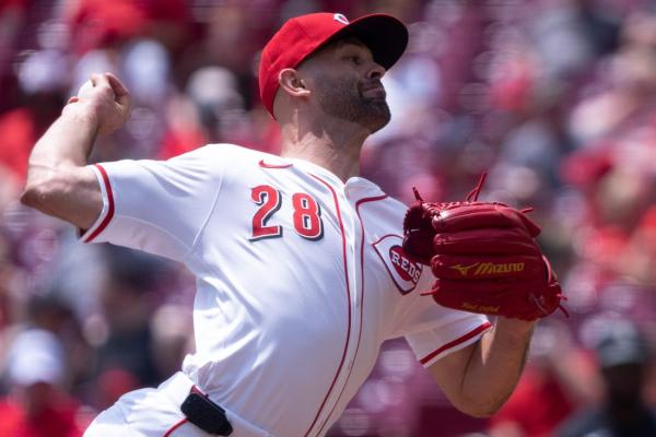 Nick Martinez, Reds dominate White Sox