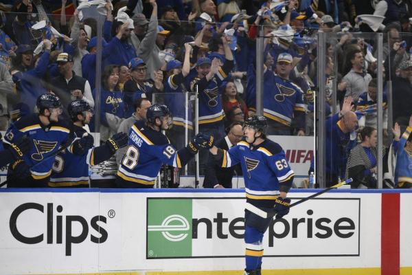 Blues blow past Connor Hellebuyck, Jets again to tie series 2-2