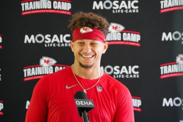 Underpaid in KC? Patrick Mahomes dishes on QB deals