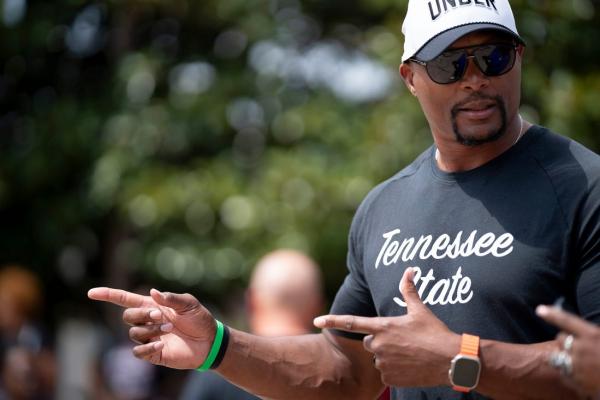 Report: Bears interviewing Eddie George on Sunday thumbnail