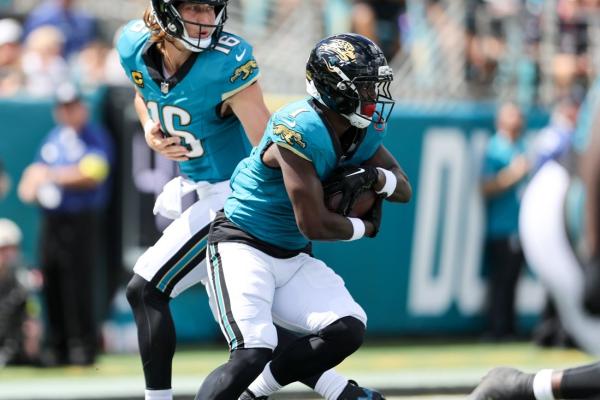 Travis Etienneâs late TD lifts Jaguars past Texans, snaps home skid