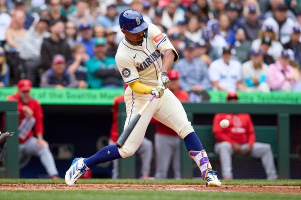 Cal Raleigh ties Mickey Mantle as Mariners clobber Angels for ninth straight win