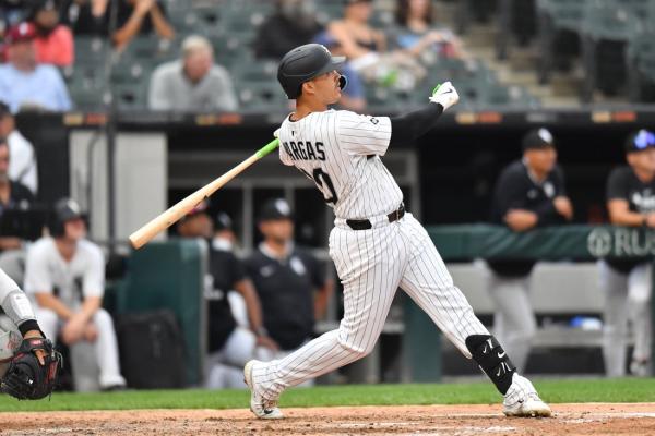 White Sox erupt for 7 in the 7th to put away Phillies