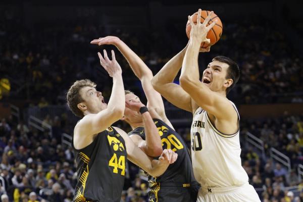 Michigan wins seventh straight, edging Iowa 85-83