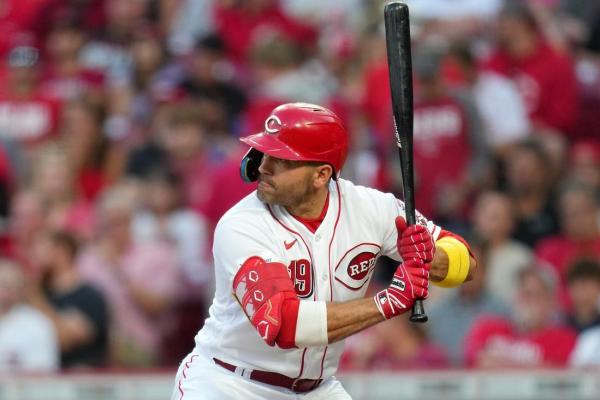 Former Reds 1B Joey Votto announces retirement