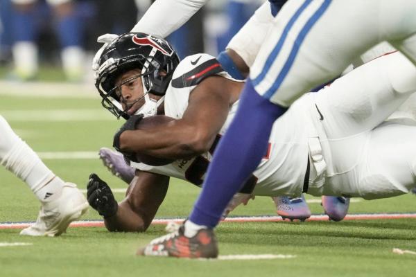 Texans’ Nick Chubb, Chiefs’ Trent McDuffie, Wanya Morris exit with injuries