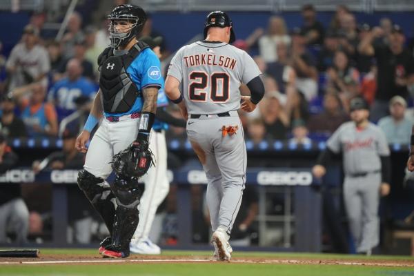 Rare three-error play helps Tigers top Marlins