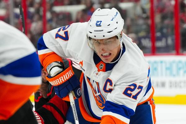 Isles aim to boost playoff hopes vs. lowly Predators