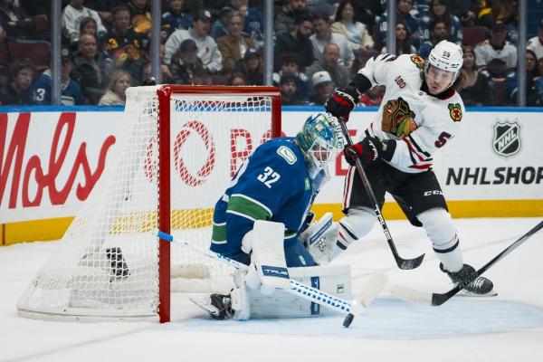 Tyler Bertuzzi's 3rd-period hat trick sends Blackhawks past Canucks