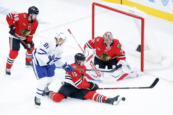 Maple Leafs host Blackhawks seeking to fix third-period woes