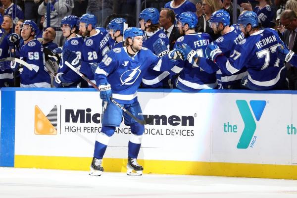 Brandon Hagel racks up 5 assists as Lightning crush Avalanche