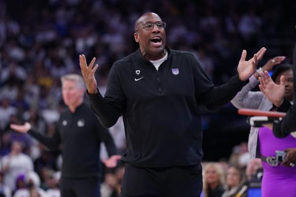 Kings head coach Mike Brown signs three-year extension