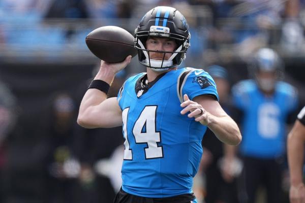 Panthers QB Andy Dalton broke right thumb, kept playing last week