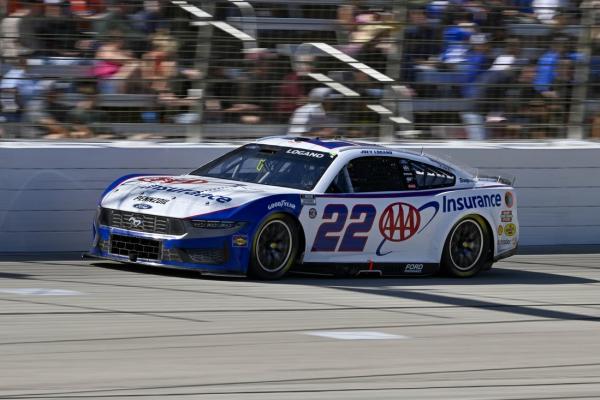 Joey Logano shines to win Wurth 400 title