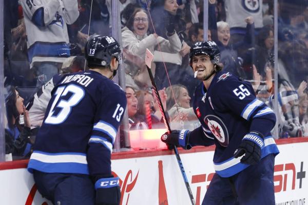 NHL roundup: Jets continue to soar, top Lightning