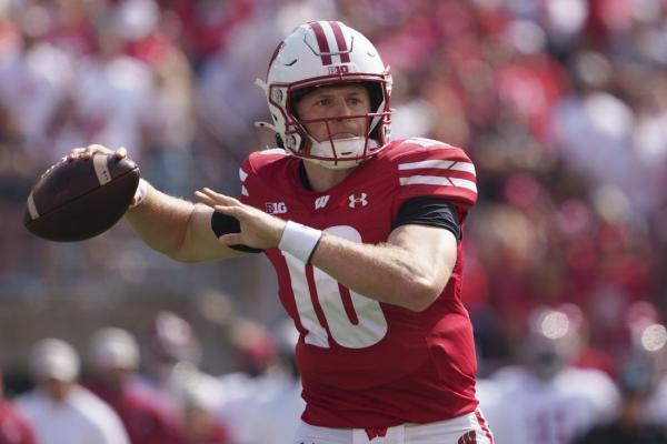 Wisconsin QB Tyler Van Dyke hurt on opening drive against Alabama