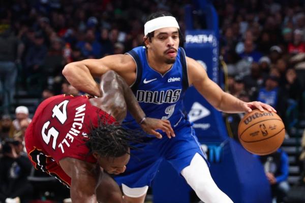 Mavericks earn season-best third straight win by downing Heat