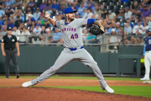 Mets bring back RHP Chris Devenski, designate LHP Jose Castillo