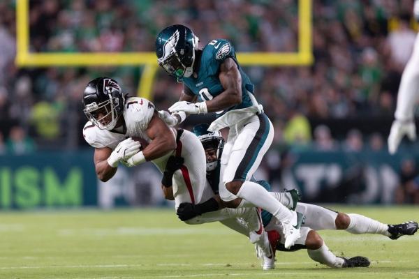 Falcons stun Eagles, rally in final minute for 22-21 win