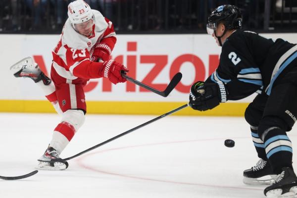 Wings overcome early goalie injury, roll past Utah