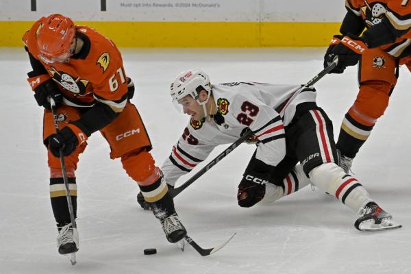 Arvid Soderblom stops 37 shots as Blackhawks top Ducks