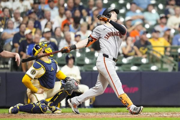 Mike Yastrzemski powers Giants to victory over Brewers thumbnail