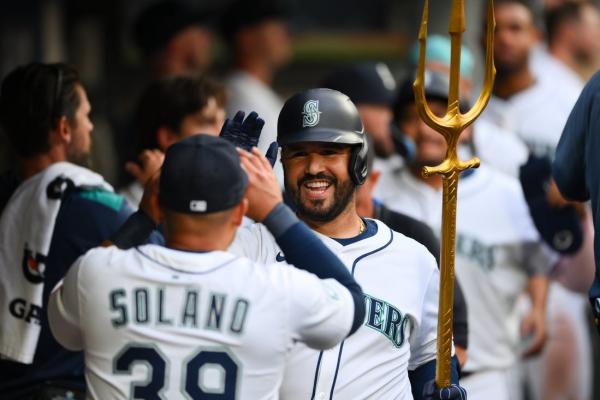 Eugenio Suarez hits first homer back with Mariners in win over White Sox