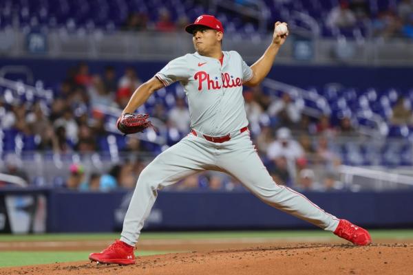 Phillies extend win streak in opener at Miami thumbnail