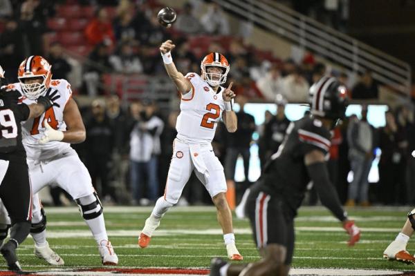 Clemson takes advantage of missed kicks to top No. 20 Louisville