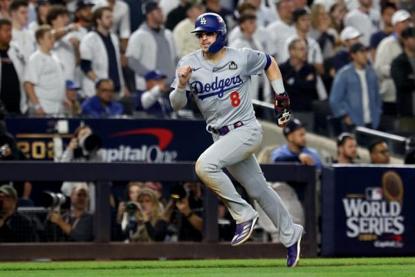 Reports: Dodgers retain utility man Enrique Hernandez