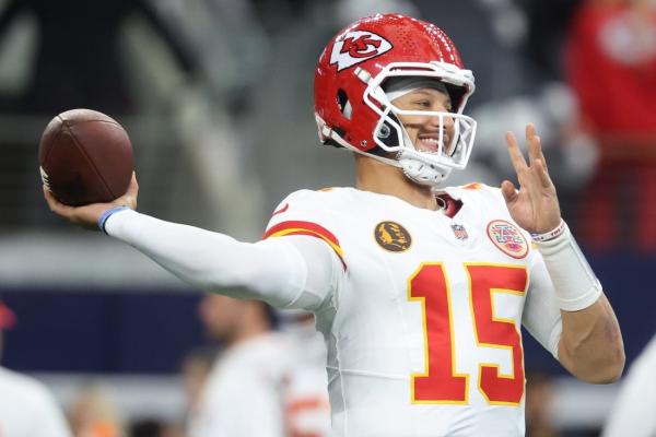 Chiefs fighting for playoff lives against visiting Texans