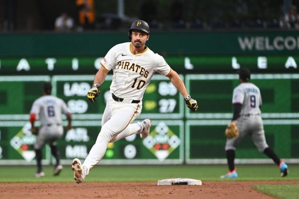 Pirates place OF Bryan Reynolds on paternity list