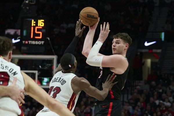 Tyler Herro shines from deep as Heat bully Blazers