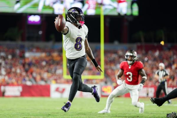 Lamar Jackson's 5-TD effort propels Ravens past Bucs thumbnail