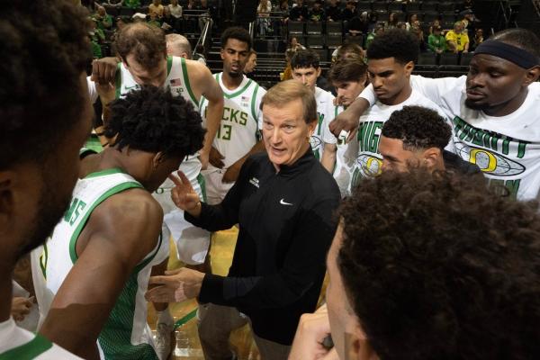 Oregon edges Hawaii in opener on late layup