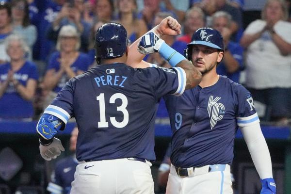 Salvador Perez homers, drives in 3 as Royals down Phillies