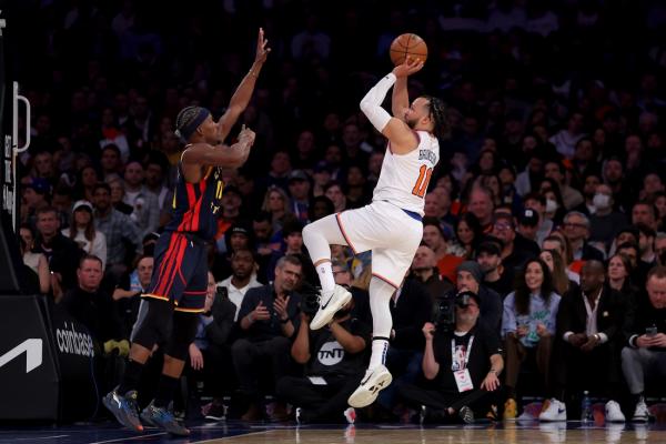 Stephen Curry scores 28 as Warriors hold off Knicks