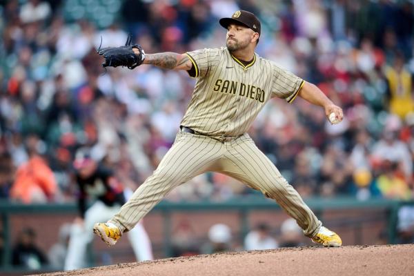 Padres' relief corps shuts down skidding Giants thumbnail